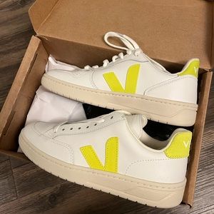 Women’s V-12 leather Veja US size 6 EU size 37